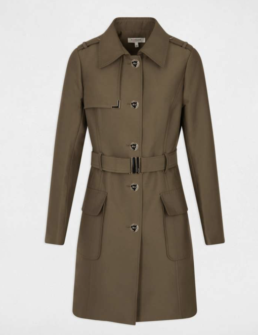 trenchcoat groen klassiek model, Deze super leuke trenchcoat valt mooi ruim over de knieën maar wel met een pittige snit....strak silhouet met een mooie afwerking op de schouders van kleine zilveren ringetjes welke door de stof zijn geponst, leuke gespen op de mouwen voor net even wat meer allure. Deze trenchcoat heeft door het gebruik van een mooie luxe stof (katoen/strech) met een lichte subtiele glans een hele luxueuze look! Dit is wat we noemen een door draag model, voor nu in de herfst helemaal leuk maar ook in het naseizoen en in de killere herfstdagen goed te combineren met een lekker dikke coltrui eronder. Morgan de toi is een frans label, dit betekend alles net even iets strakker.Dit model valt strak op de schouders om de mooie pittige lijn te krijgen, maar mocht je wat meer ruimte willen dan 1 maatje groter bestellen.