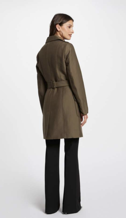 trenchcoat groen klassiek model, Deze super leuke trenchcoat valt mooi ruim over de knieën maar wel met een pittige snit....strak silhouet met een mooie afwerking op de schouders van kleine zilveren ringetjes welke door de stof zijn geponst, leuke gespen op de mouwen voor net even wat meer allure. Deze trenchcoat heeft door het gebruik van een mooie luxe stof (katoen/strech) met een lichte subtiele glans een hele luxueuze look! Dit is wat we noemen een door draag model, voor nu in de herfst helemaal leuk maar ook in het naseizoen en in de killere herfstdagen goed te combineren met een lekker dikke coltrui eronder. Morgan de toi is een frans label, dit betekend alles net even iets strakker.Dit model valt strak op de schouders om de mooie pittige lijn te krijgen, maar mocht je wat meer ruimte willen dan 1 maatje groter bestellen.