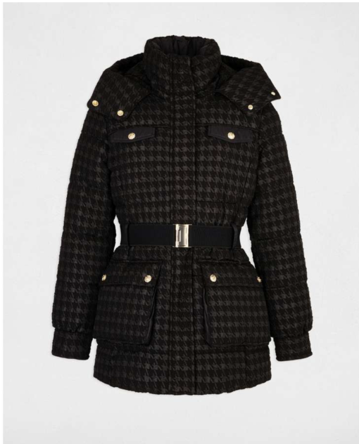 jas zwart met morgan print Deze prachtige luxe winter parka van het merk Gaudi is een absolute must-have voor de koude wintermaanden. De jas is niet alleen licht in gewicht, maar ook heerlijk warm en comfortabel om te dragen. Het hoogwaardige glanzende materiaal van deze parka zorgt voor een extra glamour uitstraling. De jas is prachtig doorgestikt en afgewerkt met luxe gouden details, waardoor je er stijlvol uitziet, zelfs in de meest winterse omstandigheden. Deze jas heeft een capuchon die is voorzien van een volle zachte bontkraag. Dit geeft niet alleen een luxueuze touch aan de jas, maar biedt ook extra warmte en bescherming tegen de koude wind en sneeuw. De parka is ontworpen met oog voor detail en functionaliteit. Hij heeft meerdere zakken, waardoor je belangrijke spullen veilig kunt opbergen. Daarnaast is de jas voorzien van een ritssluiting en drukknopen, zodat je hem gemakkelijk kunt sluiten en openen. Deze morgan winter parka is de perfecte combinatie van stijl, comfort en functionaliteit. Met zijn mooie glans stof, doorgestikte patroon en luxe gouden details zul je zeker de aandacht trekken. Draag deze jas en straal tijdens de wintermaanden met een perfecte mix van glamour en functionaliteit.