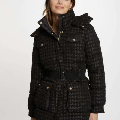 jas zwart met morgan print Deze prachtige luxe winter parka van het merk Gaudi is een absolute must-have voor de koude wintermaanden. De jas is niet alleen licht in gewicht, maar ook heerlijk warm en comfortabel om te dragen. Het hoogwaardige glanzende materiaal van deze parka zorgt voor een extra glamour uitstraling. De jas is prachtig doorgestikt en afgewerkt met luxe gouden details, waardoor je er stijlvol uitziet, zelfs in de meest winterse omstandigheden. Deze jas heeft een capuchon die is voorzien van een volle zachte bontkraag. Dit geeft niet alleen een luxueuze touch aan de jas, maar biedt ook extra warmte en bescherming tegen de koude wind en sneeuw. De parka is ontworpen met oog voor detail en functionaliteit. Hij heeft meerdere zakken, waardoor je belangrijke spullen veilig kunt opbergen. Daarnaast is de jas voorzien van een ritssluiting en drukknopen, zodat je hem gemakkelijk kunt sluiten en openen. Deze morgan winter parka is de perfecte combinatie van stijl, comfort en functionaliteit. Met zijn mooie glans stof, doorgestikte patroon en luxe gouden details zul je zeker de aandacht trekken. Draag deze jas en straal tijdens de wintermaanden met een perfecte mix van glamour en functionaliteit.