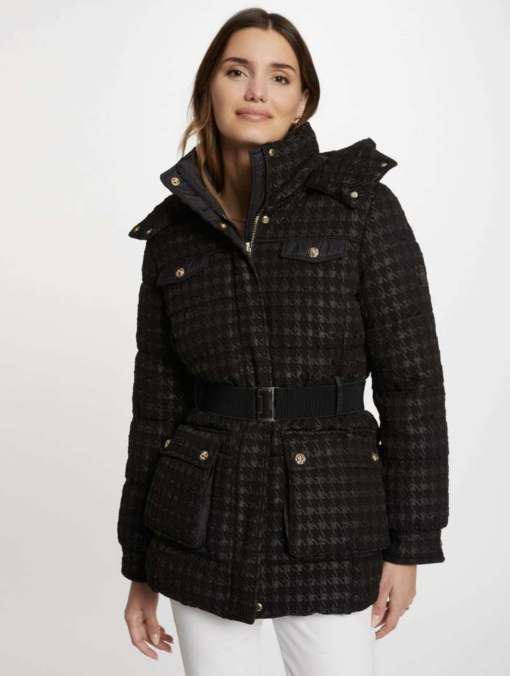 jas zwart met morgan print Deze prachtige luxe winter parka van het merk Gaudi is een absolute must-have voor de koude wintermaanden. De jas is niet alleen licht in gewicht, maar ook heerlijk warm en comfortabel om te dragen. Het hoogwaardige glanzende materiaal van deze parka zorgt voor een extra glamour uitstraling. De jas is prachtig doorgestikt en afgewerkt met luxe gouden details, waardoor je er stijlvol uitziet, zelfs in de meest winterse omstandigheden. Deze jas heeft een capuchon die is voorzien van een volle zachte bontkraag. Dit geeft niet alleen een luxueuze touch aan de jas, maar biedt ook extra warmte en bescherming tegen de koude wind en sneeuw. De parka is ontworpen met oog voor detail en functionaliteit. Hij heeft meerdere zakken, waardoor je belangrijke spullen veilig kunt opbergen. Daarnaast is de jas voorzien van een ritssluiting en drukknopen, zodat je hem gemakkelijk kunt sluiten en openen. Deze morgan winter parka is de perfecte combinatie van stijl, comfort en functionaliteit. Met zijn mooie glans stof, doorgestikte patroon en luxe gouden details zul je zeker de aandacht trekken. Draag deze jas en straal tijdens de wintermaanden met een perfecte mix van glamour en functionaliteit.