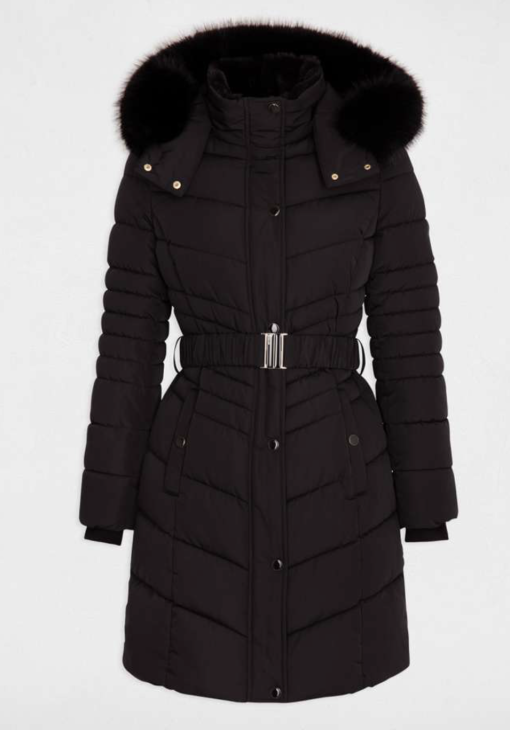 parka zwart morgan Deze prachtige luxe winter parka van het merk Gaudi is een absolute must-have voor de koude wintermaanden. De jas is niet alleen licht in gewicht, maar ook heerlijk warm en comfortabel om te dragen. Het hoogwaardige glanzende materiaal van deze parka zorgt voor een extra glamour uitstraling. De jas is prachtig doorgestikt en afgewerkt met luxe gouden details, waardoor je er stijlvol uitziet, zelfs in de meest winterse omstandigheden. Deze jas heeft een capuchon die is voorzien van een volle zachte bontkraag. Dit geeft niet alleen een luxueuze touch aan de jas, maar biedt ook extra warmte en bescherming tegen de koude wind en sneeuw. De parka is ontworpen met oog voor detail en functionaliteit. Hij heeft meerdere zakken, waardoor je belangrijke spullen veilig kunt opbergen. Daarnaast is de jas voorzien van een ritssluiting en drukknopen, zodat je hem gemakkelijk kunt sluiten en openen. Deze morgan winter parka is de perfecte combinatie van stijl, comfort en functionaliteit. Met zijn mooie glans stof, doorgestikte patroon en luxe gouden details zul je zeker de aandacht trekken. Draag deze jas en straal tijdens de wintermaanden met een perfecte mix van glamour en functionaliteit.