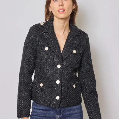 chanel look boucle jasje straalt de tijdloze charme uit van de klassieke Chanel-stijl. Gemaakt van een prachtig, dikke stof biedt het een luxe gevoel en uitstekende warmte, perfect voor de koude wintermaanden. De textuur van het materiaal voegt niet alleen stijl toe, maar ook een aangenaam comfort, waardoor dit jasje een onweerstaanbare keuze is voor elke modebewuste vrouw. Het model heeft een pittige snit die de vrouwelijke vormen prachtig accentueert. De voorzijde is voorzien van opvallende vierkante zakjes, die zowel functioneel als trendy zijn, en een speelse twist aan het ontwerp geven. De jasje is zorgvuldig afgewerkt met luxe knopen die een vleugje verfijning en elegantie toevoegen. Met een ideale balans tussen klassiek en modern, is dit boucle jasje perfect te combineren met zowel een chique outfit voor zakelijke gelegenheden als een casual look voor een avondje uit. Dit jasje is onmisbaar in elke wintergarderobe en belooft een statement te maken bij elke gelegenheid.