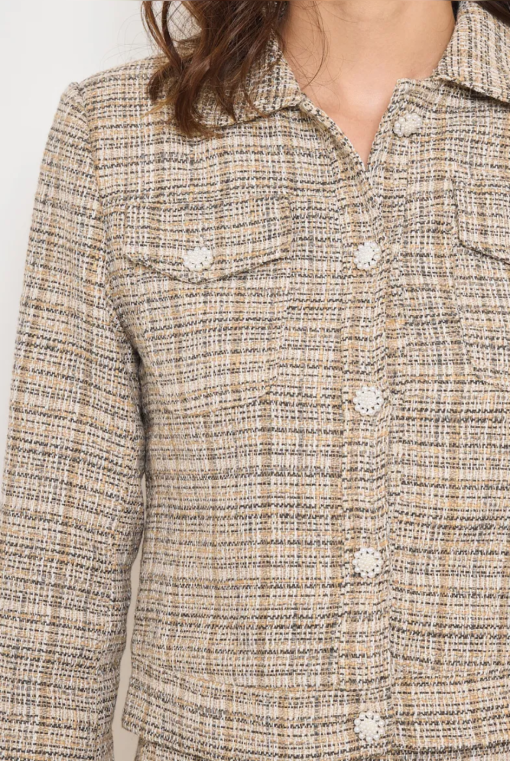 jasje beige boucle straalt de tijdloze charme uit van de klassieke Chanel-stijl. Gemaakt van een prachtig, dikke stof biedt het een luxe gevoel en uitstekende warmte, perfect voor de koude wintermaanden. De textuur van het materiaal voegt niet alleen stijl toe, maar ook een aangenaam comfort, waardoor dit jasje een onweerstaanbare keuze is voor elke modebewuste vrouw. Het model heeft een pittige snit die de vrouwelijke vormen prachtig accentueert. De voorzijde is voorzien van opvallende vierkante zakjes, die zowel functioneel als trendy zijn, en een speelse twist aan het ontwerp geven. De jasje is zorgvuldig afgewerkt met luxe knopen die een vleugje verfijning en elegantie toevoegen. Met een ideale balans tussen klassiek en modern, is dit boucle jasje perfect te combineren met zowel een chique outfit voor zakelijke gelegenheden als een casual look voor een avondje uit. Dit jasje is onmisbaar in elke wintergarderobe en belooft een statement te maken bij elke gelegenheid.