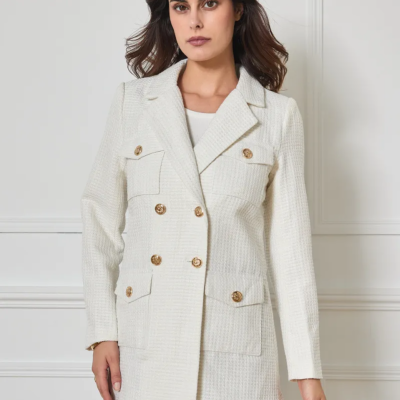 blazer klassiek winters wit straalt de tijdloze charme uit van de klassieke Chanel-stijl. Gemaakt van een prachtig, dikke stof biedt het een luxe gevoel en uitstekende warmte, perfect voor de koude wintermaanden. De textuur van het materiaal voegt niet alleen stijl toe, maar ook een aangenaam comfort, waardoor dit jasje een onweerstaanbare keuze is voor elke modebewuste vrouw. Het model heeft een pittige snit die de vrouwelijke vormen prachtig accentueert. De voorzijde is voorzien van opvallende vierkante zakjes, die zowel functioneel als trendy zijn, en een speelse twist aan het ontwerp geven. De jasje is zorgvuldig afgewerkt met luxe knopen die een vleugje verfijning en elegantie toevoegen. Met een ideale balans tussen klassiek en modern, is dit boucle jasje perfect te combineren met zowel een chique outfit voor zakelijke gelegenheden als een casual look voor een avondje uit. Dit jasje is onmisbaar in elke wintergarderobe en belooft een statement te maken bij elke gelegenheid.