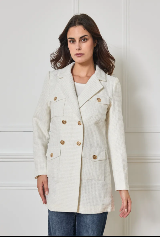 blazer klassiek winters wit straalt de tijdloze charme uit van de klassieke Chanel-stijl. Gemaakt van een prachtig, dikke stof biedt het een luxe gevoel en uitstekende warmte, perfect voor de koude wintermaanden. De textuur van het materiaal voegt niet alleen stijl toe, maar ook een aangenaam comfort, waardoor dit jasje een onweerstaanbare keuze is voor elke modebewuste vrouw. Het model heeft een pittige snit die de vrouwelijke vormen prachtig accentueert. De voorzijde is voorzien van opvallende vierkante zakjes, die zowel functioneel als trendy zijn, en een speelse twist aan het ontwerp geven. De jasje is zorgvuldig afgewerkt met luxe knopen die een vleugje verfijning en elegantie toevoegen. Met een ideale balans tussen klassiek en modern, is dit boucle jasje perfect te combineren met zowel een chique outfit voor zakelijke gelegenheden als een casual look voor een avondje uit. Dit jasje is onmisbaar in elke wintergarderobe en belooft een statement te maken bij elke gelegenheid.