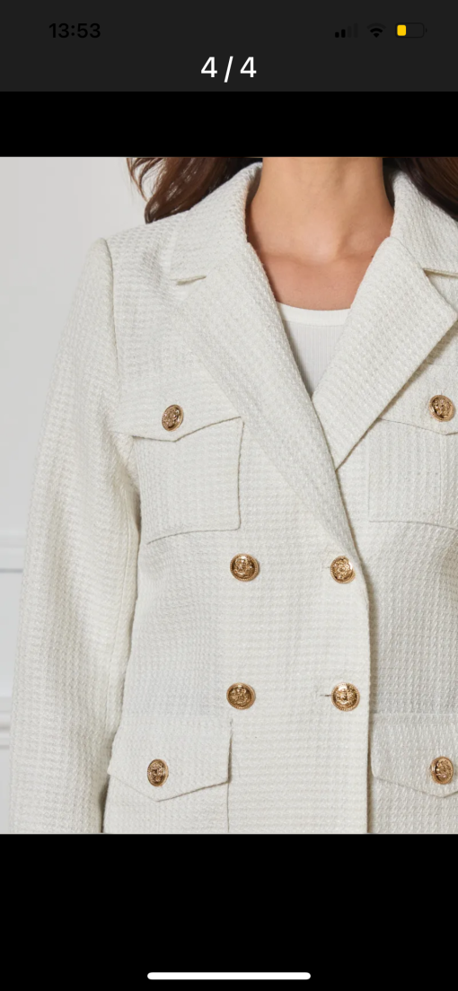 blazer klassiek winters wit straalt de tijdloze charme uit van de klassieke Chanel-stijl. Gemaakt van een prachtig, dikke stof biedt het een luxe gevoel en uitstekende warmte, perfect voor de koude wintermaanden. De textuur van het materiaal voegt niet alleen stijl toe, maar ook een aangenaam comfort, waardoor dit jasje een onweerstaanbare keuze is voor elke modebewuste vrouw. Het model heeft een pittige snit die de vrouwelijke vormen prachtig accentueert. De voorzijde is voorzien van opvallende vierkante zakjes, die zowel functioneel als trendy zijn, en een speelse twist aan het ontwerp geven. De jasje is zorgvuldig afgewerkt met luxe knopen die een vleugje verfijning en elegantie toevoegen. Met een ideale balans tussen klassiek en modern, is dit boucle jasje perfect te combineren met zowel een chique outfit voor zakelijke gelegenheden als een casual look voor een avondje uit. Dit jasje is onmisbaar in elke wintergarderobe en belooft een statement te maken bij elke gelegenheid.