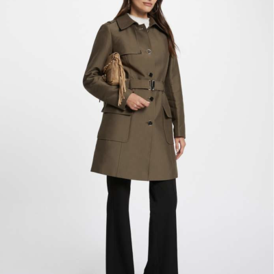 trenchcoat groen klassiek model, Deze super leuke trenchcoat valt mooi ruim over de knieën maar wel met een pittige snit....strak silhouet met een mooie afwerking op de schouders van kleine zilveren ringetjes welke door de stof zijn geponst, leuke gespen op de mouwen voor net even wat meer allure. Deze trenchcoat heeft door het gebruik van een mooie luxe stof (katoen/strech) met een lichte subtiele glans een hele luxueuze look! Dit is wat we noemen een door draag model, voor nu in de herfst helemaal leuk maar ook in het naseizoen en in de killere herfstdagen goed te combineren met een lekker dikke coltrui eronder. Morgan de toi is een frans label, dit betekend alles net even iets strakker.Dit model valt strak op de schouders om de mooie pittige lijn te krijgen, maar mocht je wat meer ruimte willen dan 1 maatje groter bestellen.