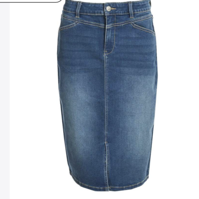 spijker rok lang strech is een rok van een mooie jeans kwaliteit met veel strech in de stof verwerkt voor extra draagcomfort De taille zit gemiddeld hoor en ook door de strech erg comfortabel aan de voorkant van de rok zit een klein splitje Zit je tussen de maten in ga dan voor de kleinere omdat spijkerstof waar deze onder druk staat bij de billen en heupen altijd nog een halve maat uitloopt.